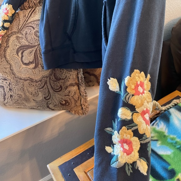 Abercrombie Women’s Embroidered Hoodie - Picture 3 of 6